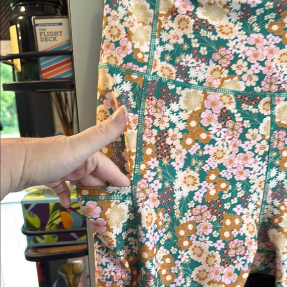 Ebb & Flow Floral Women's workout Pants with pockets ✨💗 - Picture 2 of 8